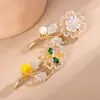 Broche com Acabamento de Luxo, Broche de Casaco Levemente Luxuoso, Acessório de Peito Moderno e Versátil para Mulheres, Cravejado com Zircônia, Acessório de Alfinete para Roupas