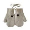 Guantes Infantiles Coreanos Yipan Invierno Nuevo Estilo Ins Guantes Sin Dedos en Forma de Corazón Cálidos y a Prueba de Frío Guantes para Colgar en el Cuello de Bebé