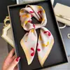 Bufanda de Seda Estampada Fresca Pequeña para Primavera y Verano Chal de Alta Gama Protección Solar Cuello Bufanda Cuadrada Pequeña Pañuelo para la Cabeza Bufanda para Mujer