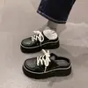 Novedad Primavera/Verano 2026 Chanclas de Plataforma para Mujer con Punta Cerrada, Suela Gruesa, Diseño de Media Chancla, Zapatos Blancos para Comercio Transfronterizo