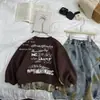 Conjunto de Primavera y Otoño para Niños 2026 Nuevo Sudadera con Parche de Letras para Niños Jeans de Pierna Curva Retro Conjunto de Dos Piezas Moderno