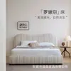 Cama de casal moderna minimalista, design estilo francês de meados do século, adequada para o quarto principal, modelo de designer, cama com tecido de algodão e linho totalmente removível e lavável