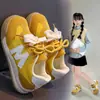 Tênis infantil 2026 primavera e outono novo modelo sapatos esportivos versáteis de sola macia para crianças tênis de treino alemão antiderrapante com estampa de letras da moda para meninos