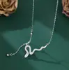 Collar de serpiente pequeña con borla brillante s925 plata de ley 2025 nuevo serpiente pequeña de luz lujo todo partido cadena para clavícula para mujeres