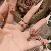 Aretes Doble Flor Camelia Ópera Italiana Bucciarati Rombo de Encaje Glaseado Trébol de Cuatro Hojas Anillo Abierto
