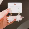 Moda Coreana Súper Hada Elegantes Dulces Pendientes de Acrílico con Pétalos Diseño de Nicho Personalizado Pendientes Versátiles de Gama Alta