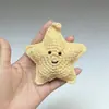 Nuevo Colgante Llavero Tejido a Mano Creativo de Estrella y Luna con el Mensaje "Suceden Cosas Buenas, las Bayas Alivian las Preocupaciones" Producto Terminado