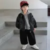 Conjunto de jaqueta de couro para meninos para primavera e outono, estilo coreano, conjunto de três peças listrado moderno e estiloso para crianças