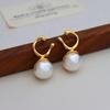 Pendientes de perlas geométricas simples de moda europea y americana, elegantes, de alta gama, de diseño de nicho, accesibles, de lujo, versátiles, con aguja de plata.