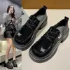 Otoño 2026 Nuevos Mocasines de Cuero Patentado Estilo Británico con Suela Gruesa, Mariposa con Pedrería y Cordones Vintage para Mujer
