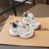 Tênis estilo pai para crianças com design de malha respirável e fivela giratória, novo modelo de outono para crianças maiores, meninos e meninas, sapatos casuais de sola macia