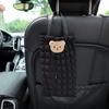 Caja de pañuelos para automóvil de nuevo estilo, elegante caja de pañuelos colgante para asiento de automóvil con rejilla tipo puff y diseño de oso de dibujos animados