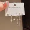 Set único de pendientes de estrella y cruz estilo retro para mujer, con un diseño distintivo de estética cool y minimalista