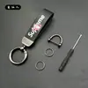 Llavero de coche con patrón de dibujos animados de marca creativa y moderna, colgante para motocicleta, correa de cuero y metal anti-pérdida, regalo
