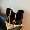 Comercio Exterior Viajero Gran Capacidad Bolsa de Felpa para Mujer 2024 Nueva Otoño e Invierno Bolsa de Hombro Peluda Moda Bolso Tote