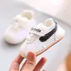 Sandálias para Bebê Menino Verão 0-1 Ano Sapatos de Bebê Sapatos de Verão Respiráveis em Malha com Solado Macio Sapatos para Recém-Nascidos e Crianças Pequenas Primavera e Outono