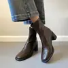 Botas de Cano Curto com Salto Alto e Zíper nas Costas Femininas 2026 Outono/Inverno Novas Botas Chelsea com Bico Quadrado Estilo Coreano Petite Salto Bloco Botas Emagrecedoras