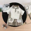 Nuevo Traje de Verano Delgado de Manga Corta para Bebés e Infantes, Elegante Conjunto de Dos Piezas de Ropa Rayada con Solapas para Bebés Pequeños
