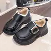 Zapatos de piel de rendimiento para niños 2025 otoño zapatos sencillos para niñas estilo británico zapatos de rendimiento para niños mocasines elegantes con suelas blandas