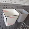 Tablero Perforado con Agujeros Redondos. Juego Completo de Accesorios Incluyendo Distancia Entre Centros de Agujeros, Estantes, Canastas Colgantes, Cajas para Tablero Perforado y Ganchos
