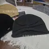 Gorro casual estiloso estilo coreano com logo de metal, elegante e versátil, faz o rosto parecer menor, cool e estiloso, perfeito para outono e inverno