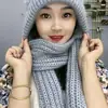Gorro con bufanda y red integrada para mujer, gorro rojo cálido de terciopelo con diseño de ardilla para la nieve, para ciclismo, resistente al viento, de lana de punto, para otoño e invierno.