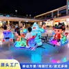 As Barracas do Mercado Noturno no Parque São uma Atração Popular, Apresentando Luzes Coloridas, Aviões Pequenos Giratórios e Cavalinhos Elétricos