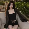 Camiseta de manga larga con patchwork de malla estilo coreano, fruncida en la cintura, para mujer, cubierta de verano semitransparente negra, top protector solar de cuello cuadrado