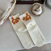 Novedades de Otoño e Invierno de Xiaohongshu ~ Calcetines de Media Pantorrilla Lindos y Originales de Huevo de Gato con Pompones 3D Originales, Calcetines Blancos para Mujer