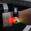 Pulsera LED luminosa y colorida con forma de muñeca de dibujos animados, ideal para estudiantes de primaria (modelo 2025). Reloj electrónico luminoso e impermeable.
