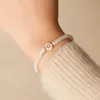 Pulsera de Perlas de Imitación Versátil de Moda Elástica con 26 Letras Pulsera de Perlas para Mujer con Cuentas Venta al por Mayor