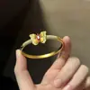 Loja de Ouro Mesmo Estilo Joias Banhadas a Ouro Filigrana Incrustada com Strass Pulseira de Borboleta para Mulheres, Pulseira de Moda Ouro Imitação, Atacado Mais Vendido