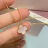 Collar de trébol de cuatro hojas de oro V de alta gama para mujer, colgante de ágata nácar tallado por CNC, trébol de la suerte de doble cara, cadena ligera de lujo para la clavícula para mujer
