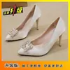 Zapatos de moda de dos vías para bodas y fiestas 2026, nuevos y populares zapatos de satén con pedrería para mujer con corte bajo, punta fina y tacón de aguja para damas de honor