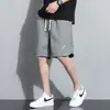 Pantalones cortos ligeros para correr para hombre, de seda helada para verano, deportivos, holgados, de secado rápido, sensación fresca, hasta la rodilla, nuevo estilo corto 2026 para jóvenes