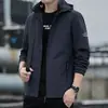 Jaqueta Casual Masculina 2026 Outono Nova Estilo Coreano Marca Tendência Versátil Jaqueta com Capuz Roupas Masculinas