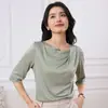 Novo estilo de verão, top de cetim de triacetato com mangas de três quartos, gola irregular, design plissado, cor sólida, vestuário feminino