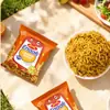Fideos de pollo enaak importados de Indonesia de GEMEZ, fideos instantáneos secos simples, caja completa de bocadillos casuales populares en línea
