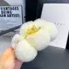Presilhas de cabelo com pompom de pele sintética para outono e inverno, presilhas de pelúcia extragrandes, presilhas de tubarão para a parte de trás da cabeça, acessórios de cabelo, atacado do fabricante