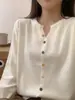 Blusa de tricô com decote V e mangas compridas com botões coloridos para mulheres, adequada para usar em camadas no outono e inverno, com design estilo coreano e feita de cashmere