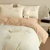 Conjunto de Quatro Peças de Cama de Veludo Leite Espesso de Inverno Capa de Edredom de Veludo Coral Bordado Desenho Animado Quente Conjunto de Três Peças de Lençóis de Cama