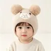 Gorro de oso para bebé para otoño e invierno, con orejas, bordado de dibujos animados con doble pompón, gorro de punto, capucha cortavientos unisex para bebé, en stock