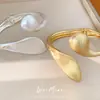 Pulsera abierta de hoja mate y gota de agua, estilo europeo y americano, simple y única, elegante y de alta gama, joyería de nicho de lujo ligero