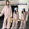 Conjunto de menina primavera e outono novo estilo, moletom estiloso para meninas mais velhas, jaqueta infantil, calças de moletom e calças esportivas da moda para meninas