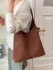 Versátil Bolso de Mano Retro de Ante 2026 Nuevo Otoño Gran Capacidad Textura de Moda Lujo Ligero Bolsa para el Trabajo y el Viaje