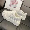 Versátiles zapatillas blancas que aumentan la altura para mujeres bajitas, nuevo modelo otoño 2026, adecuadas para combinar con faldas, zapatillas casuales de suela gruesa