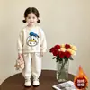 Novo conjunto de outono e inverno para crianças: um conjunto fofo e folgado de moletom com forro de fleece e calça, um conjunto estiloso de duas peças para bebês, perfeito para as estações de outono e inverno