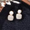 Exquisitos pendientes de perlas cuadradas con diamantes súper brillantes para mujer, estilo francés, ligeros, de lujo, de alta gama, con un sentido único y elegante.