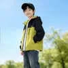 Chaqueta de Primavera y Otoño para Niños 2026 Nuevo Estilo Chaqueta con Capucha de Bloques de Color para Niños Rompevientos Resistente al Viento para Exteriores Moderna