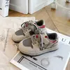 Novedades Otoño 2026 Zapatos de Skate para Niños Zapatos Blancos para Niños Zapatos Casuales Estilo Coreano para Niñas Niños Medianos y Grandes Zapatos Deportivos Versátiles